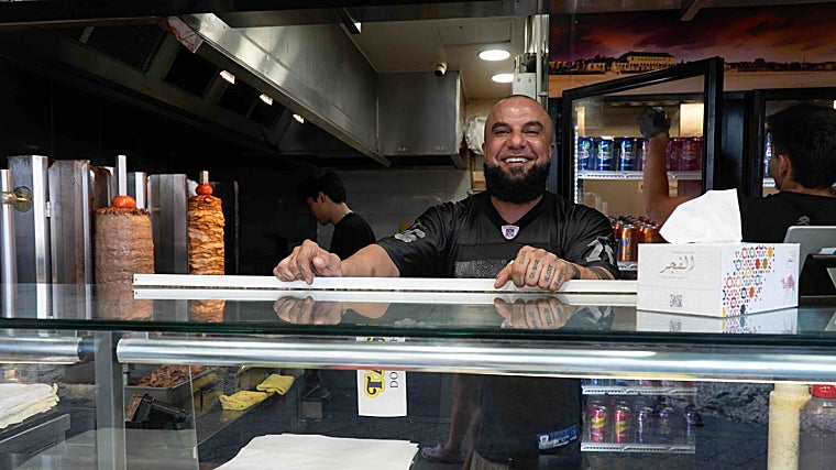 El musulmán Youssef Hamdan regenta un puesto de kebabs en la playa de Bondi y ayudó a las víctimas judías del atentado