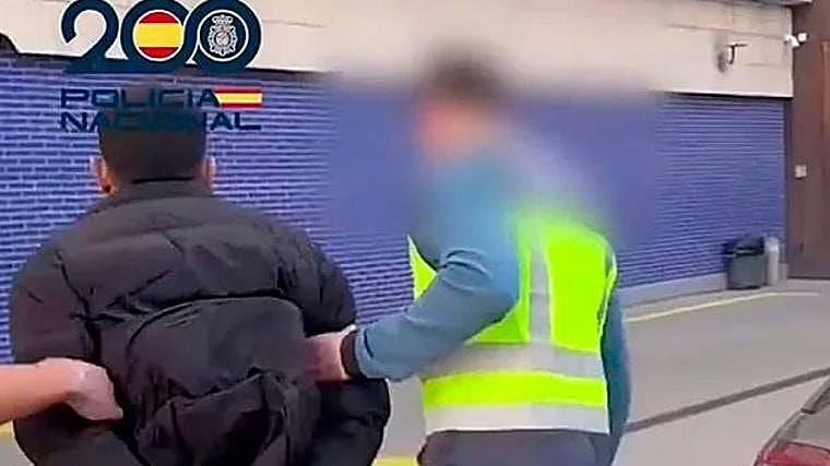 Deitado de costas e algemado está Jason Robert Guerrero, irmão de Niño Guerrero, preso em março passado em Barcelona.