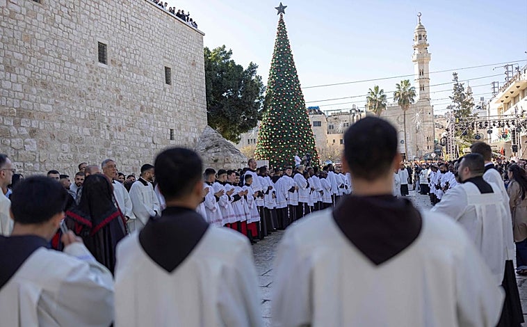 Imagen principal - Después de dos años de guerra en Gaza, la ciudad palestina de Belén, en Cisjordania, ha recuperado la Navidad como esperanza y símbolo de la paz (primera imagen). En la iglesia de la Natividad, construida sobre la gruta donde la religión cristiana sitúa el nacimiento de Jesús, el patriarca latino de Jerusalén, Pierbattista Pizzaballa, ha oficiado una misa (segunda imagen). En el exterior, el cielo resplandeciente ha acompañado la celebración con el deseo de que la paz vuelva a traer a los turistas a esta ciudad santa (tercera imagen)