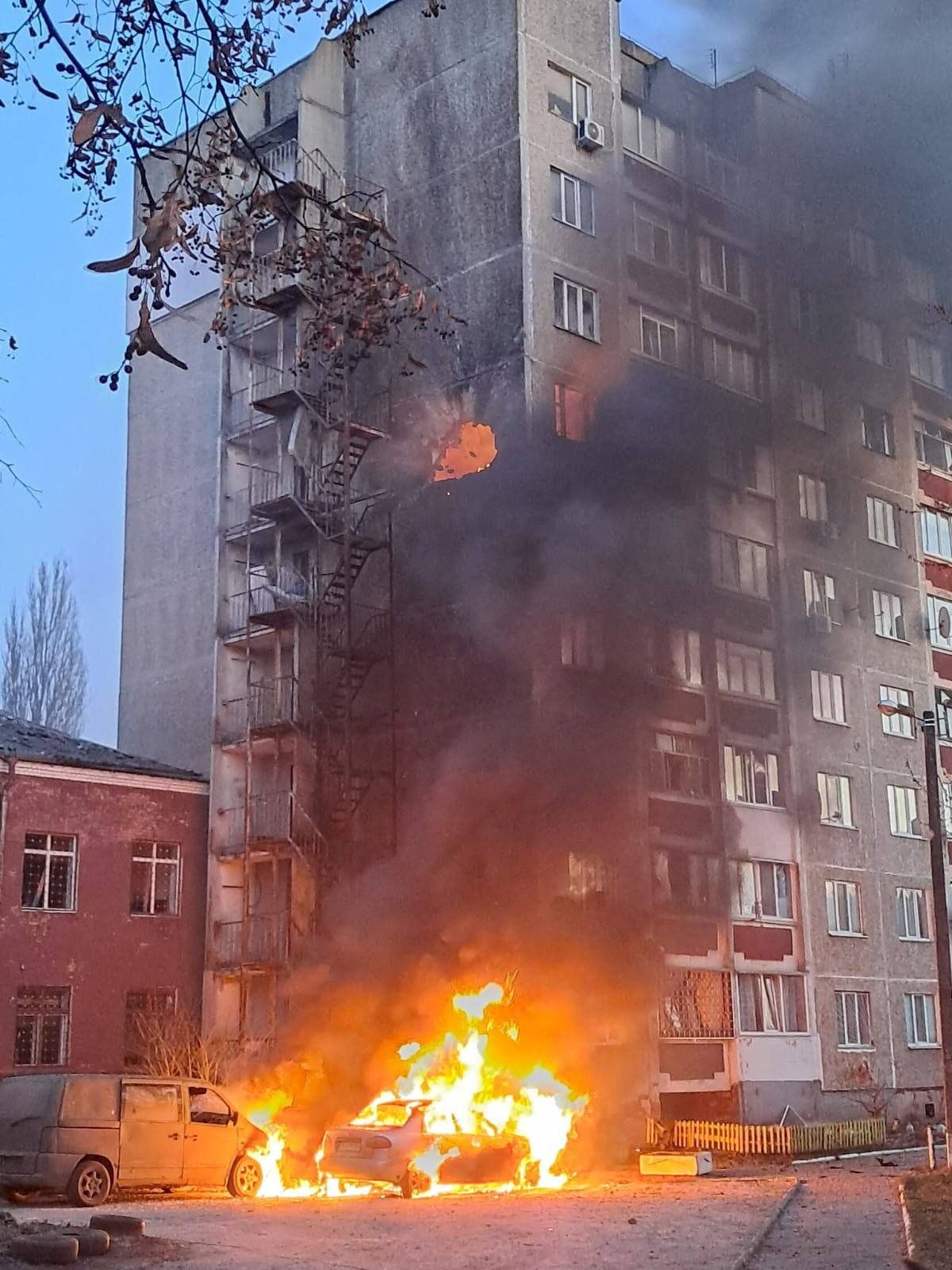 Imagen secundaria 2 - Arriba, el padre Oleksander y su Renault blanco; abajo a la izquierda, la capilla de San Volodímir; al lado, imagen un ataque de dron de Rusia en Zaporiyia