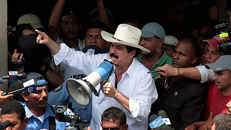 Zelaya se dirige a sus seguidores a través de un megáfono en Tegucigalpa