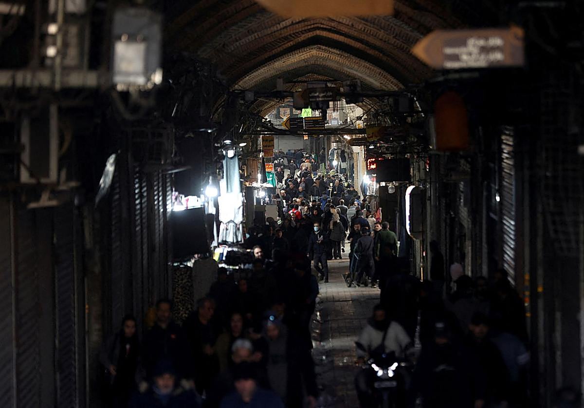 Las tiendas permanecen cerradas tras las protestas por la caída del valor de la moneda, en el Gran Bazar de Teherán