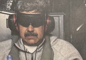 La primera foto de Maduro cautivo: grilletes, antifaz y un chándal con marcas americanas