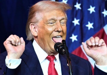 Trump saca su lado imitador para burlarse de Macron y de los atletas transgénero