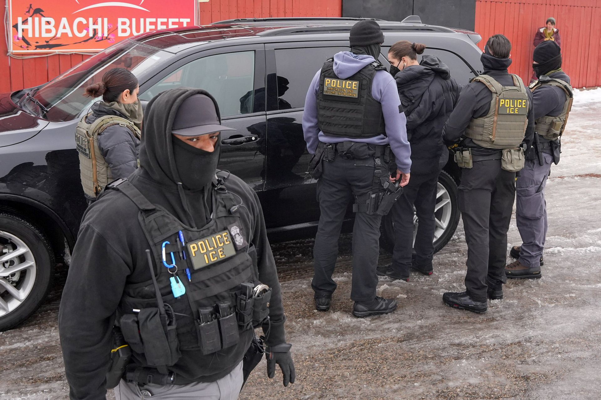 Qué es el ICE, la agencia de inmigración de EE.UU. creada tras el 11S con agentes de paisano y máscaras detrás de la mujer muerta a tiros en Mineápolis