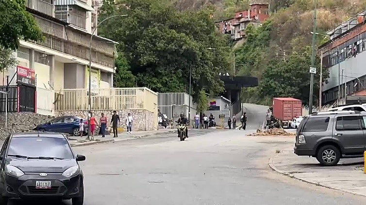 Familias de presos políticos en Venezuela esperan excarcelaciones en inmediaciones del Helicoide