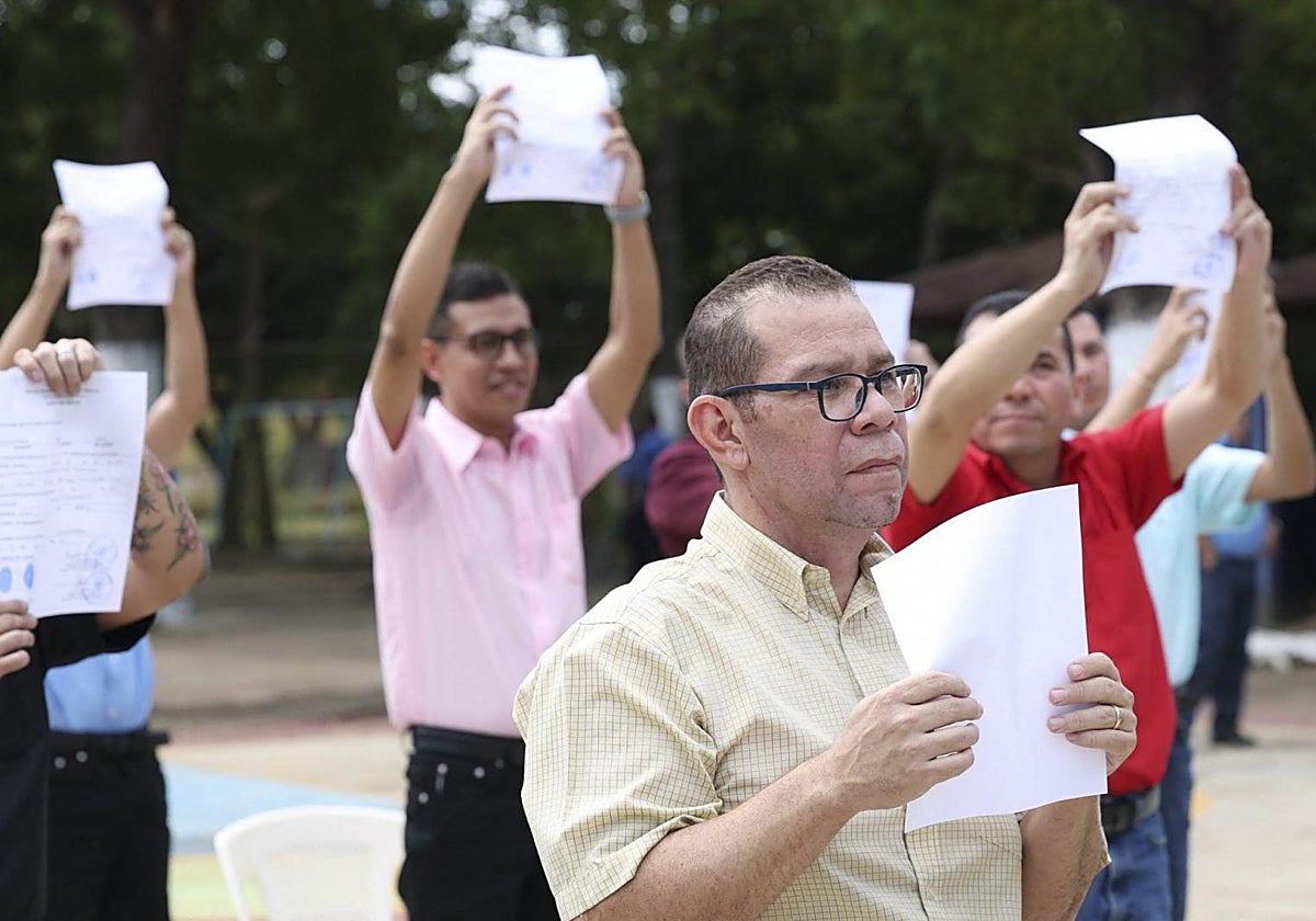 Algunos de los presos políticos que han sido liberados por el régimen de Ortega y Murillo muestran el documento que certifica su excarcelación