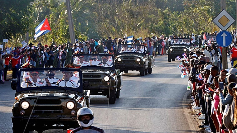 La multitud asiste a la procesión fúnebre que transportaba los restos de los 32 soldados cubanos fallecidos durante la incursión estadounidense para capturar al líder venezolano Nicolás Maduro
