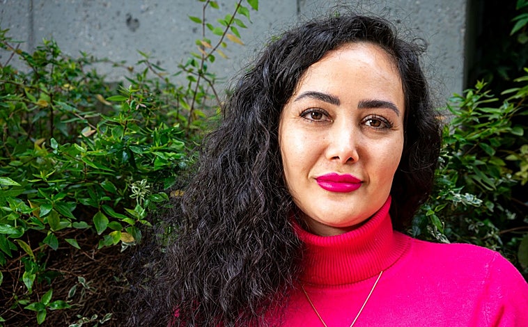 Imagen principal - Arriba, Medis durante la entrevista con ABC. En segundo lugar, una de las últimas fotos de Medis en Irán. La última imagen se ha convertido en un símbolo de las protestas.