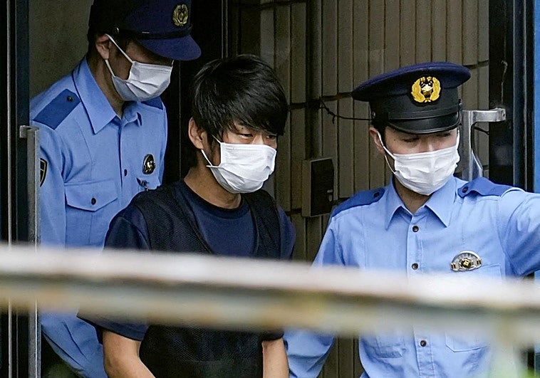 Tetsuya Yagami, que había sido soldado y fabricó una pistola casera, culpaba a Abe de su ruina familiar