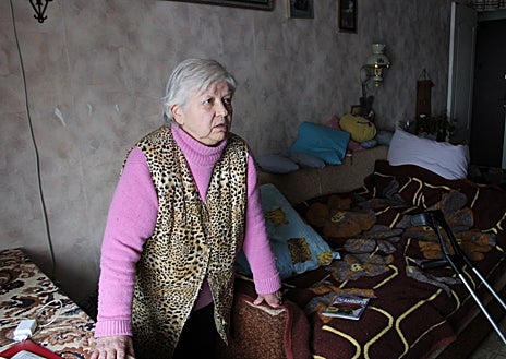 Imagen secundaria 1 - Andrei Tsitselskyi, de 18 años, juega en su teléfono en uno de los puntos de invencibilidad (en la primera imagen); Debajo, en la segunda foto, Lyubov, de 76 años, en el salón de su casa. En la última imagen, Liudmila, pensionista de Kiev, toma un té caliente en una de las tiendas de socorro energético 