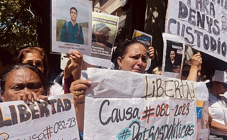 Imagen principal - Los opositores al régimen han perdido el miedo a manifestarse en las calles y salen a reclamar la libertad de los presos políticos y de otros reclusos que, víctimas de las rencillas internas chavistas, podrían quedar fuera de la amnistía