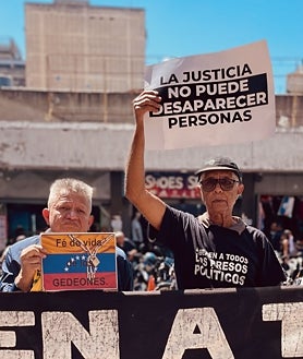 Imagen secundaria 2 - Los opositores al régimen han perdido el miedo a manifestarse en las calles y salen a reclamar la libertad de los presos políticos y de otros reclusos que, víctimas de las rencillas internas chavistas, podrían quedar fuera de la amnistía