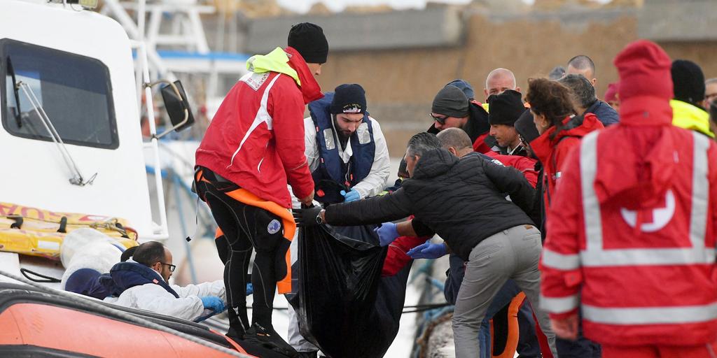 Al menos 53 inmigrantes desaparecidos tras el naufragio de una embarcación frente a las costas de Libia