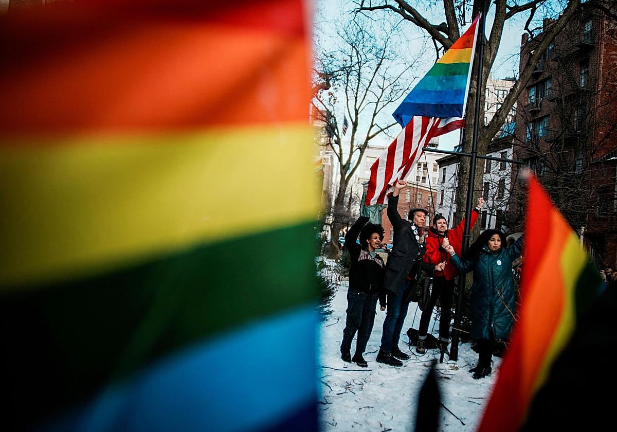 Activistas LGTB desafían a Trump y devuelven la bandera arcoíris al ...