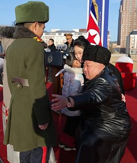 Imagen secundaria 2 - Kim Jong-un, acompañado por su hija Ju-ae, revisa el nuevo complejo residencial, visita a los familiares de los caídos en la guerra de Ucrania y anima a los soldados durante la ceremonia