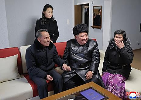 Imagen secundaria 1 - Kim Jong-un, acompañado por su hija Ju-ae, revisa el nuevo complejo residencial, visita a los familiares de los caídos en la guerra de Ucrania y anima a los soldados durante la ceremonia