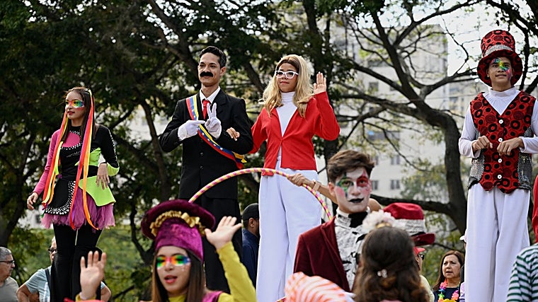 Una pareja vestida como Nicolás Maduro y su esposa Cilia Flores en la inauguración del carnaval en Caracas.