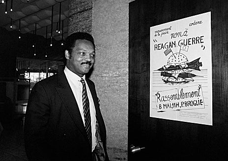 صورة ثانوية 1 - القس جيسي جاكسون إلى جانب مارتن لوثر كينغ في الصورة الأولى. في الصورة الثانية، المرشح الرئاسي جيسي جاكسون إلى جانب لافتة مناهضة لحرب ريغان. جاكسون إلى جانب نيلسون مانديلا في الصورة الثالثة.