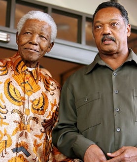 صورة ثانوية 2 - القس جيسي جاكسون إلى جانب مارتن لوثر كينغ في الصورة الأولى. في الصورة الثانية، المرشح الرئاسي جيسي جاكسون إلى جانب لافتة مناهضة لحرب ريغان. جاكسون إلى جانب نيلسون مانديلا في الصورة الثالثة.