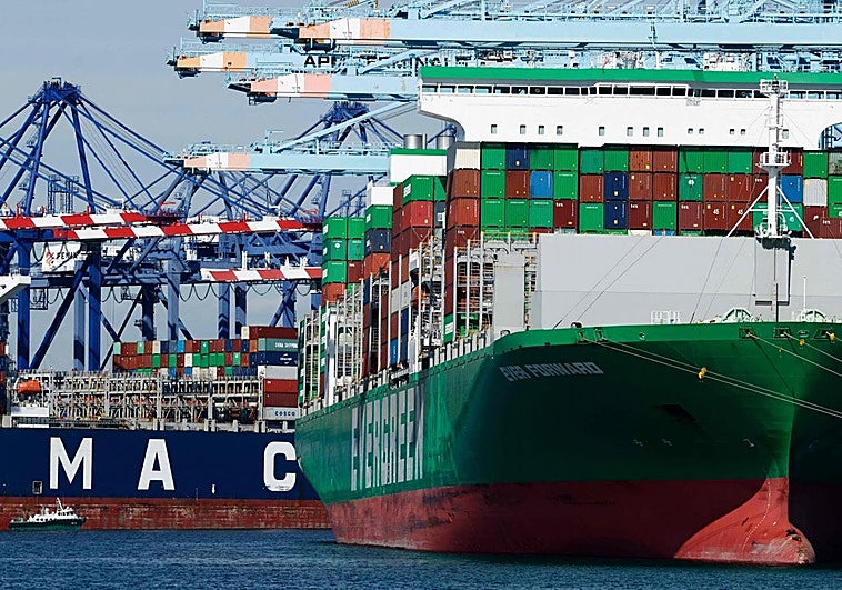 Contenedores esperando ser descargados en el puerto de Los Ángeles