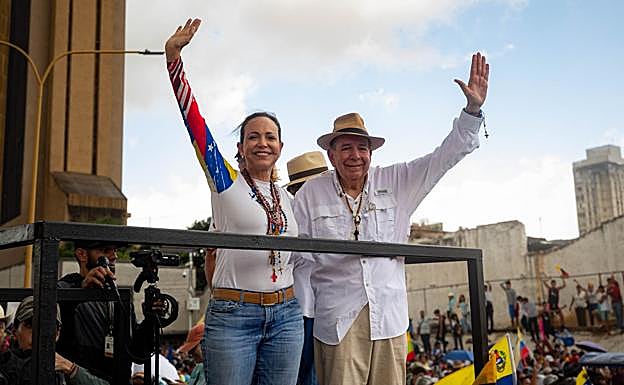 El candidato presidencial Edmundo González junto a María Corina Machado, en Caracas.