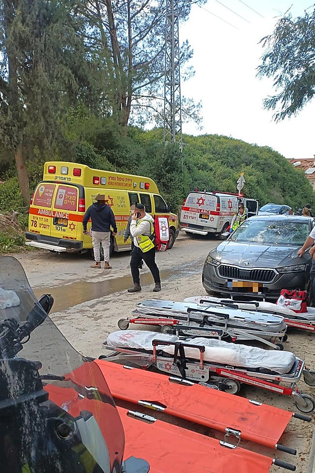 El equipo de emergencias actúa sobre el terreno tras el impacto de uno de los misiles iraníes.