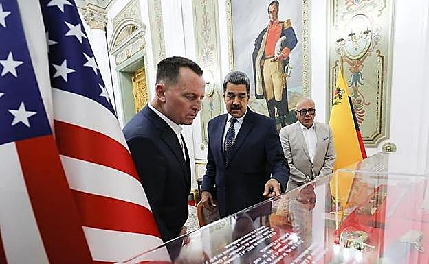 El enviado especial de Trump, Richard Grenell, junto a Nicolás Maduro, en Caracas en enero de 2025. Al fondo, Jorge Rodríguez, hermano de Delcy.
