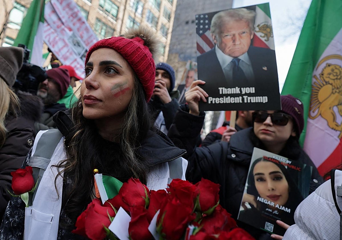 Manifestantes contra el régimen iraní en Nueva York agradecen a Trump la eliminación de Alí Jamenei