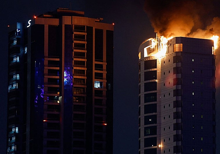 Impacto de un dron iraní en un edificio de Baréin.