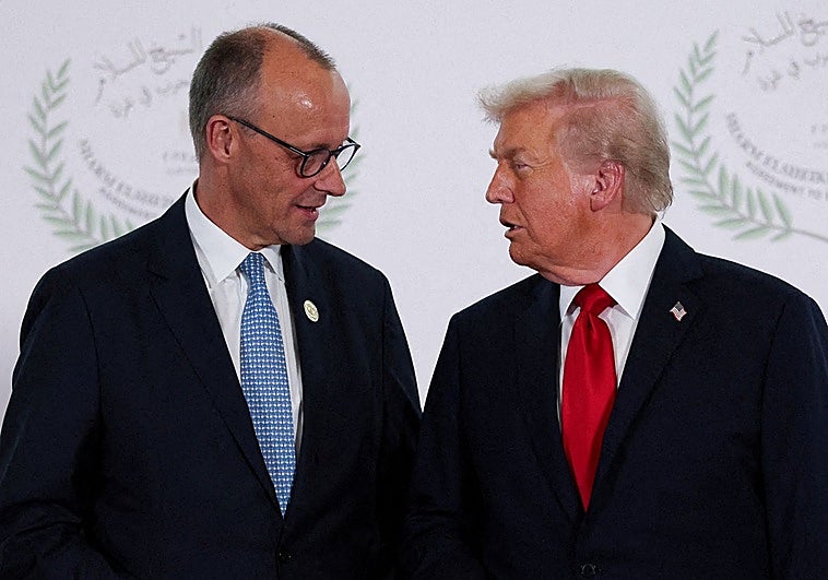 El canciller alemán, Friedrich Merz, junto al Trump en una cumbre por Gaza en Egipto.