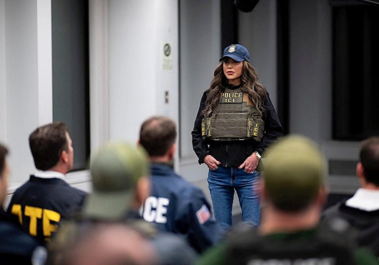 Kristi Noem ha acompañado a los agentes de Policía en algunas redadas de inmigrantes indocumentados.