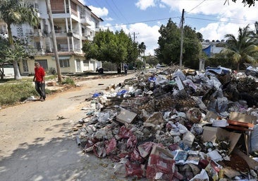 Los cubanos queman basura en las calles ante la acumulación de desechos y el miedo a enfermedades