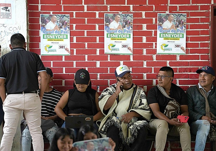 Un grupo de personas asisten a un acto de campaña del candidato a un escaño de paz, Esneyder Gómez, este viernes en Toribío, Cauca