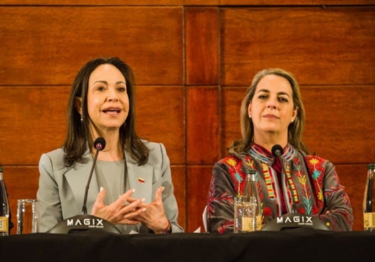 Machado junto a Magalli Meda, el jueves en Santiago de Chile.