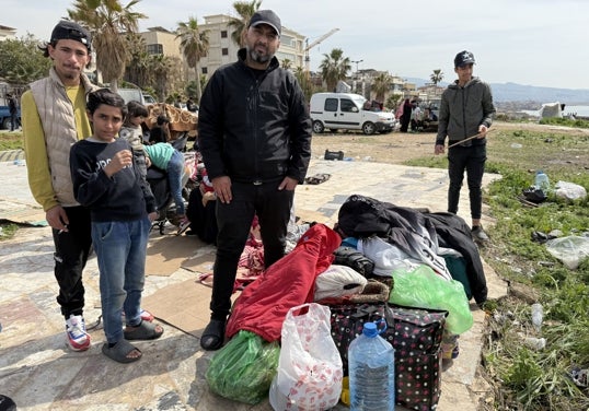 Mohamed y sus nueve hijos han huido de las bombas israelíes y están en plena calle.