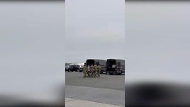 Trump recibe los cuerpos de los soldados de EEUU y promete mantener muertes "al mínimo"