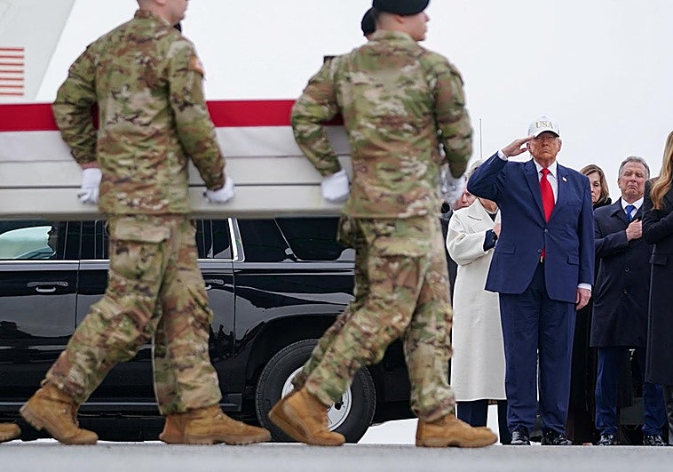 El presidente Trump presenta sus respetos a uno de los soldados estadounidenses caídos en el conflicto con Irán, este sábado en Deleware