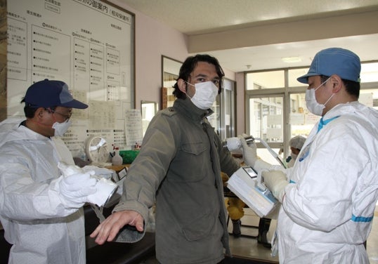 Pablo M. Díez, sometiéndose a una prueba de radiación en Minamisoma, en la frontera con la zona evacuada alrededor de la central de Fukushima 1