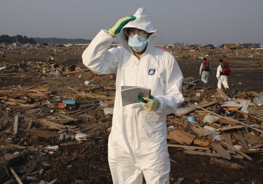 Pablo M. Díez, con un traje de protección en Futaba, en las inmediaciones de la planta atómica de Fukushima 1