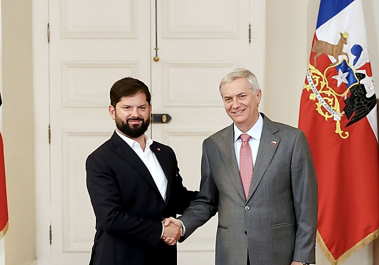 El presidente saliente de Chile, Gabriel Boric, junto al entrante José Antonio Kast,  en el Palacio de la Moneda.