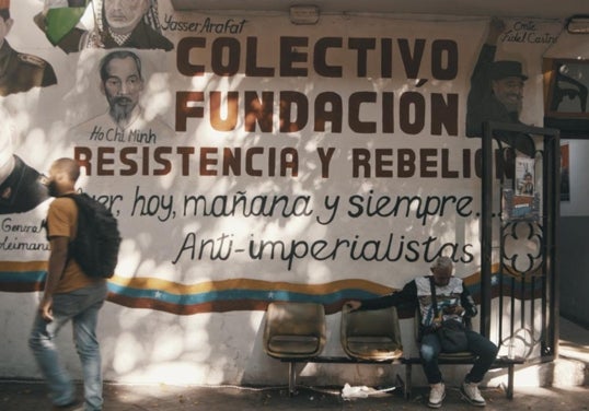 Sede de resistencias y colectivos rebeldes, decorada con retratos de líderes revolucionarios como Arafat o Ho Chi Minh.