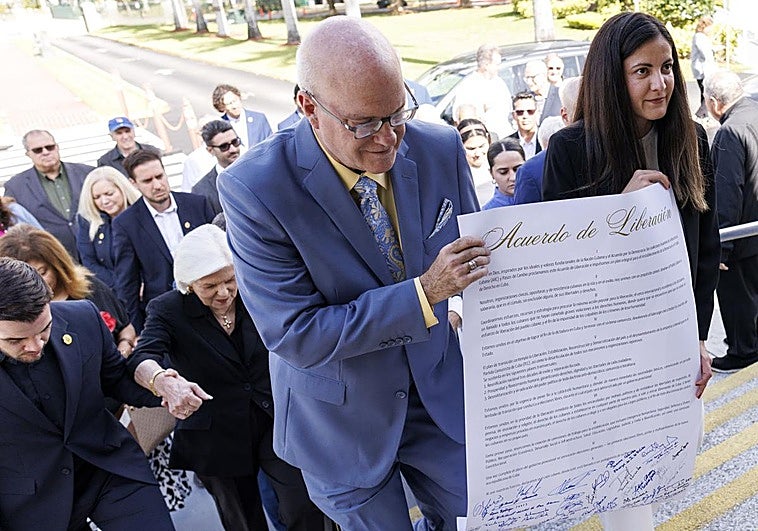 Orlando Gutiérrez Boronat y Rosa María Payá, con el Acuerdo de Liberación ante la ermita de la Caridad de Miami