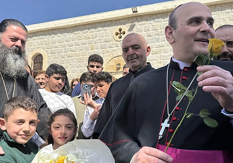 Monseñor Paolo Borgia, nuncio del Vaticano, en una de sus visitas a los pueblos cristianos del sur del Líbano amenazados por la guerra.