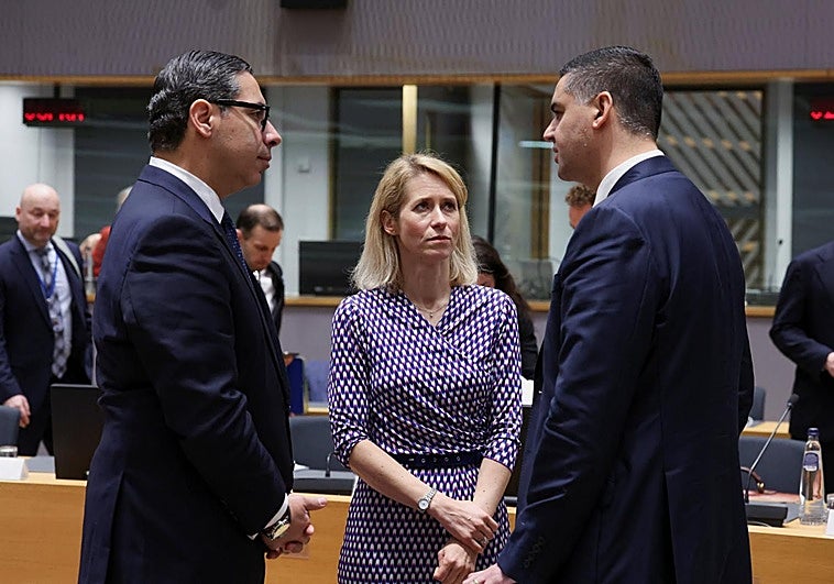 Kaja Kallas, con los ministros de Exteriores de Chipre, Constantinos Kombos, y Malta, Ian Borg.