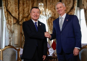 El presidente de Chile, José Antonio Kast, junto al ministro de Vivienda de China, Ni Hong.