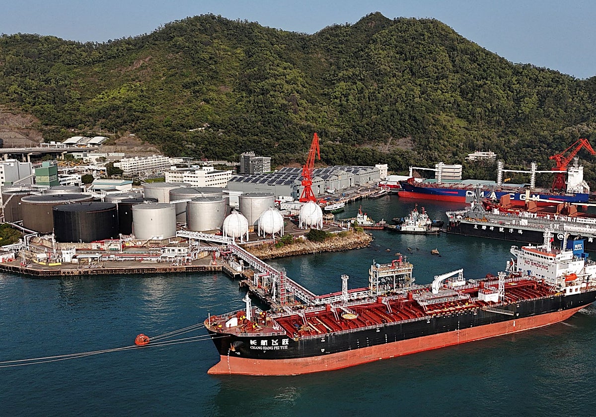 Un petrolero con bandera china atracado en el puerto de Hong Kong.