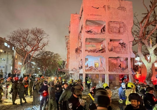 Aspecto de un edificio en Arad, en el sur de Israel, tras recibir el impacto de un misil iraní