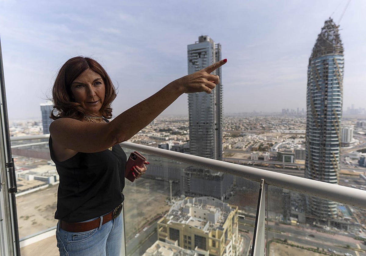 Lara Núñez-Castelo señala desde su balcón el impacto iraní más cercano.