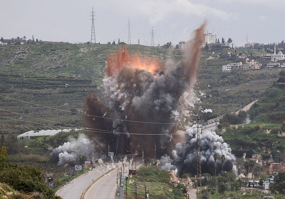 Ataque israelí contra el puente de Qasmiya, cerca de Tiro, en el sur del Líbano